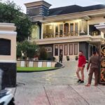 Rumah Mewah Diduga Milik Eks Bupati Pesawaran Digeledah Kejati Lampung